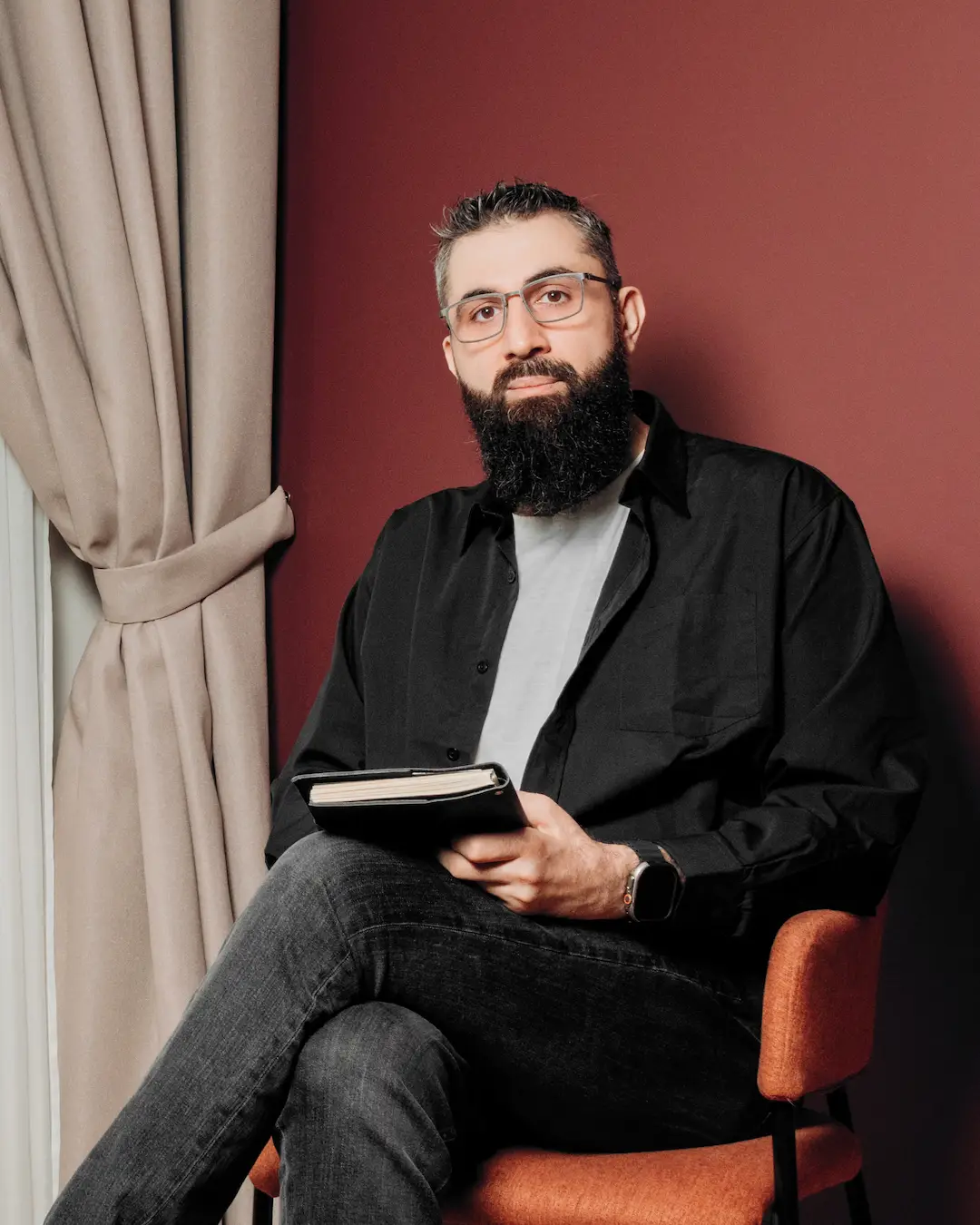 Михаил Гиголаев, психолог, в кабинете